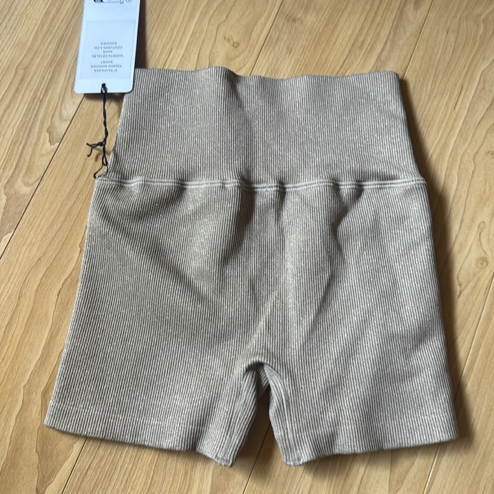 Alo Ribbed Shimmer Short - Picture 5 of 5